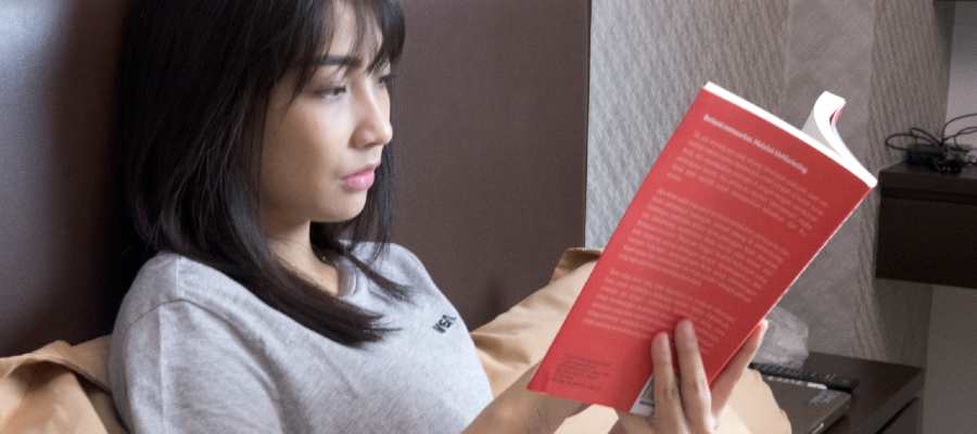 girl reading girl reading